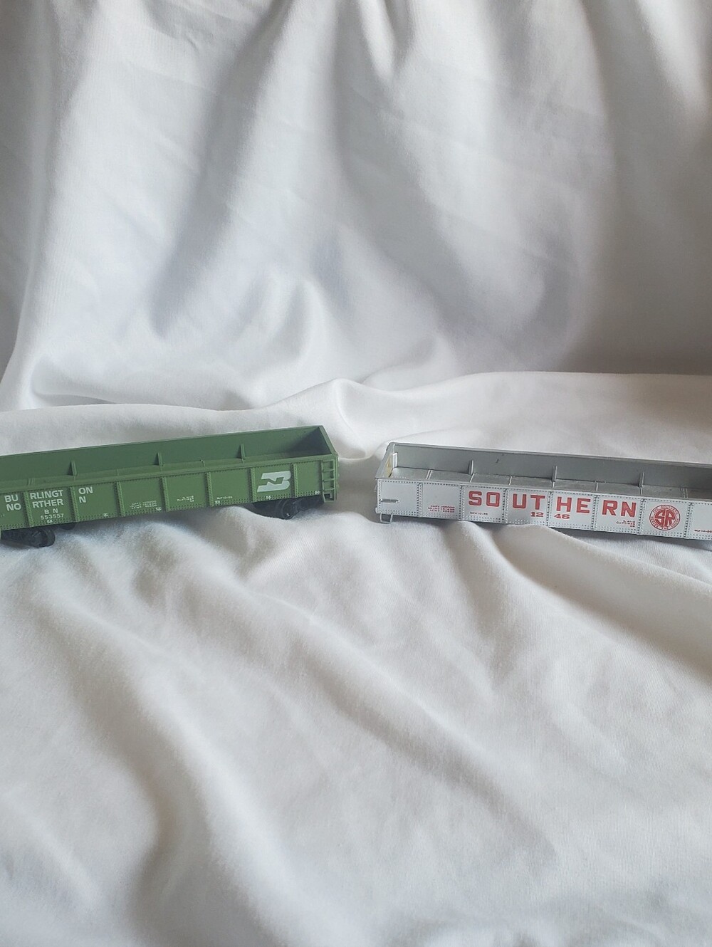 Bachmann Vtg HO Southern 1246 & Burlington Northern 553557 Train Gondola Cars